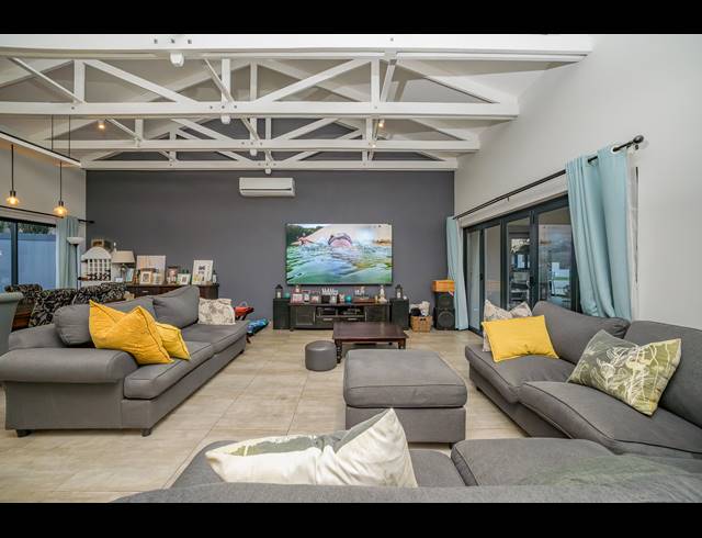 4 BEDROOM FREEHOLD FOR SALE IN COWIES HILL